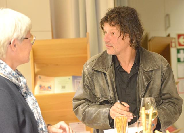 Thomas Sautner mit einer Leserin beim Signieren