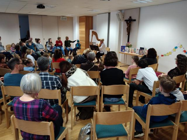 Einstimmung mit Harfe