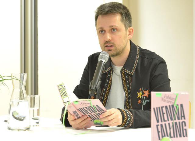 Fabian Navarro liest aus dem Buch Vienna Falling