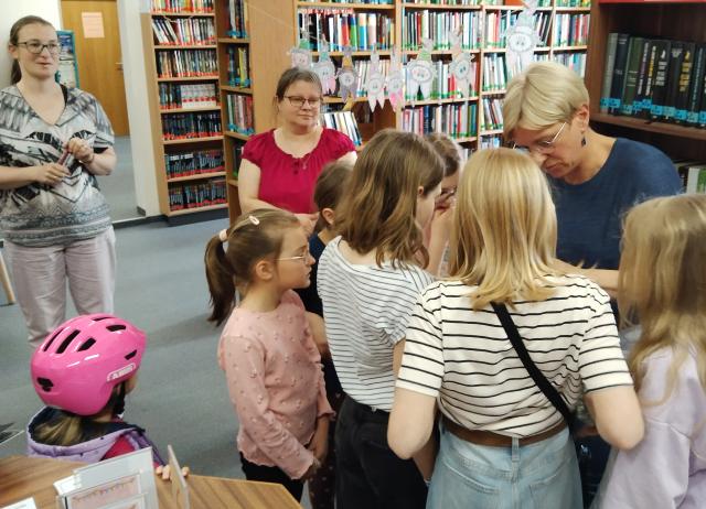 Kinder in der Bibliothek