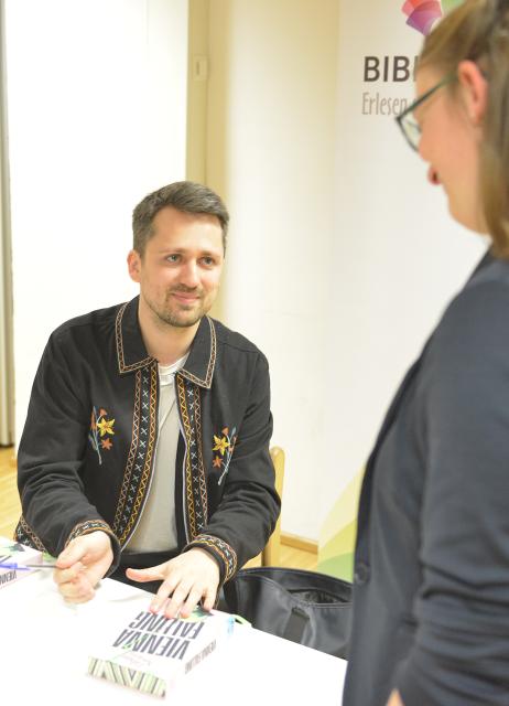 Fabian Navarro beim Signieren