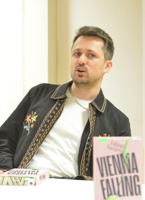 Fabian Navarro mit seinem Buch Vienna Falling
