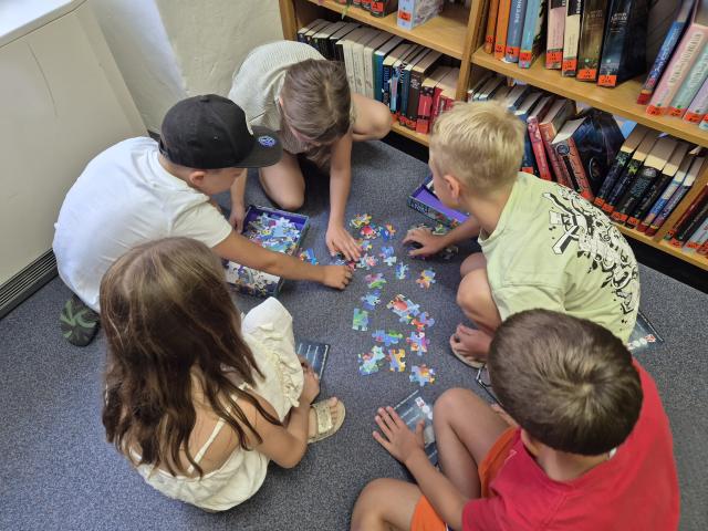 Kinder beim Puzzle spielen