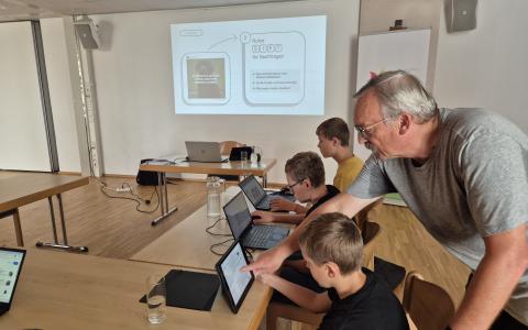 Kinder vor PC und Laptop